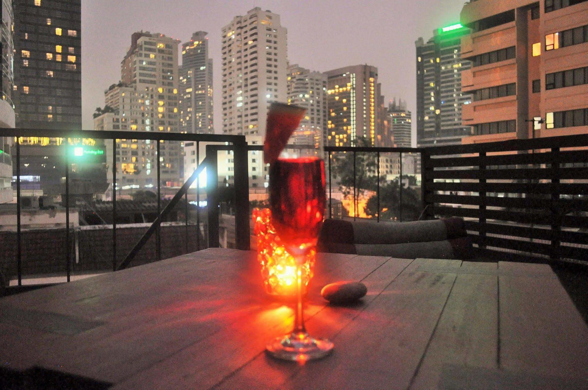 Seven Hotel Bangkok Buitenkant foto